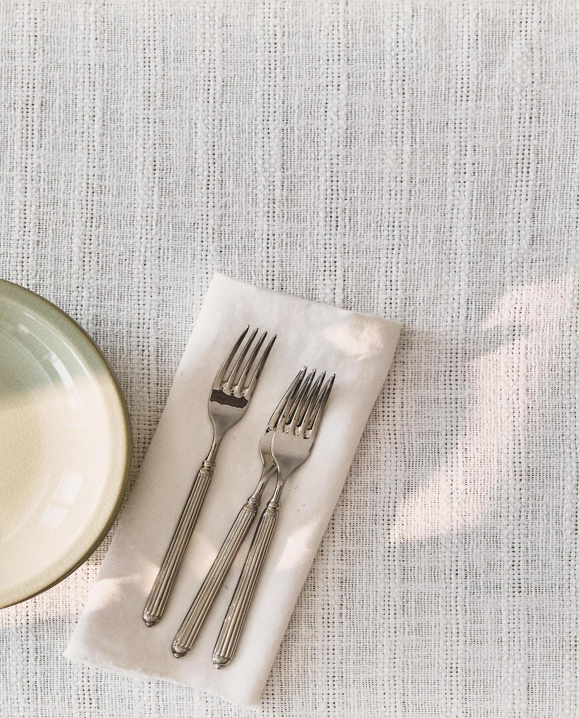 LINNEN TAFELLOPER MET STRUCTUUR LINNEN TAFELLOPER MET STRUCTUUR