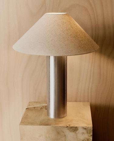 TABLE LAMP WITH METAL BASE