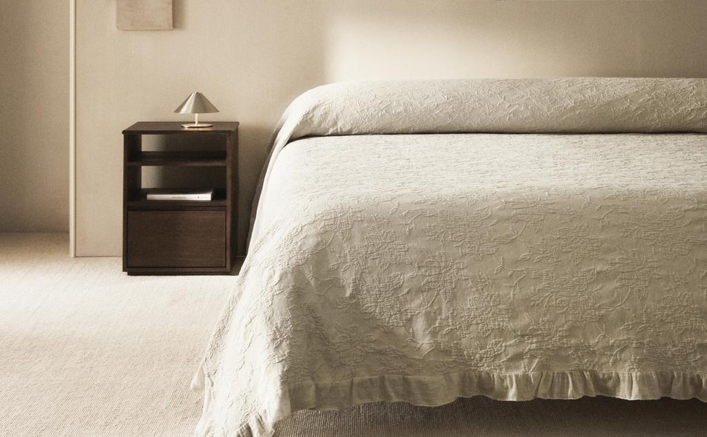JACQUARD BEDSPREAD WITH RUFFLE TRIM