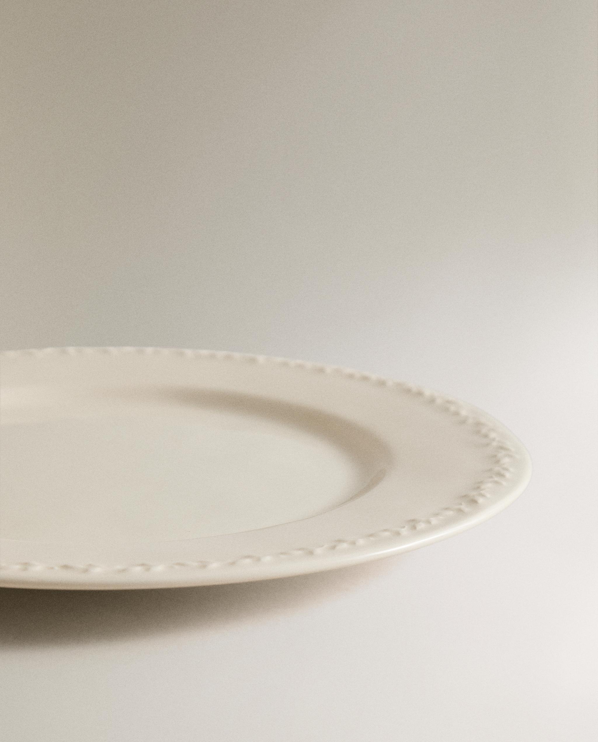 EARTHENWARE DINNER PLATE WITH RAISED-DESIGN EDGE product thumbnail 5