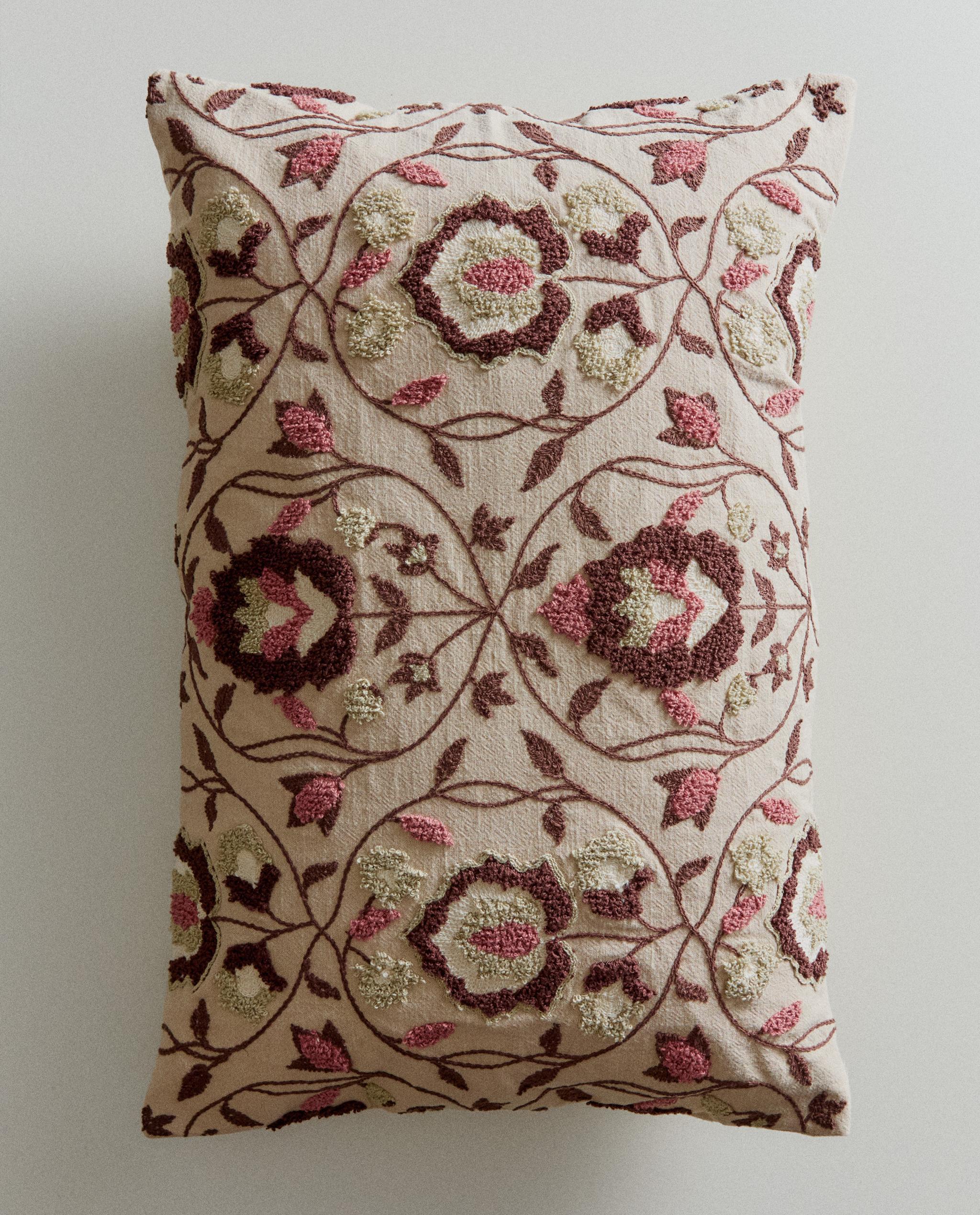 TUFTED CUSHION COVER