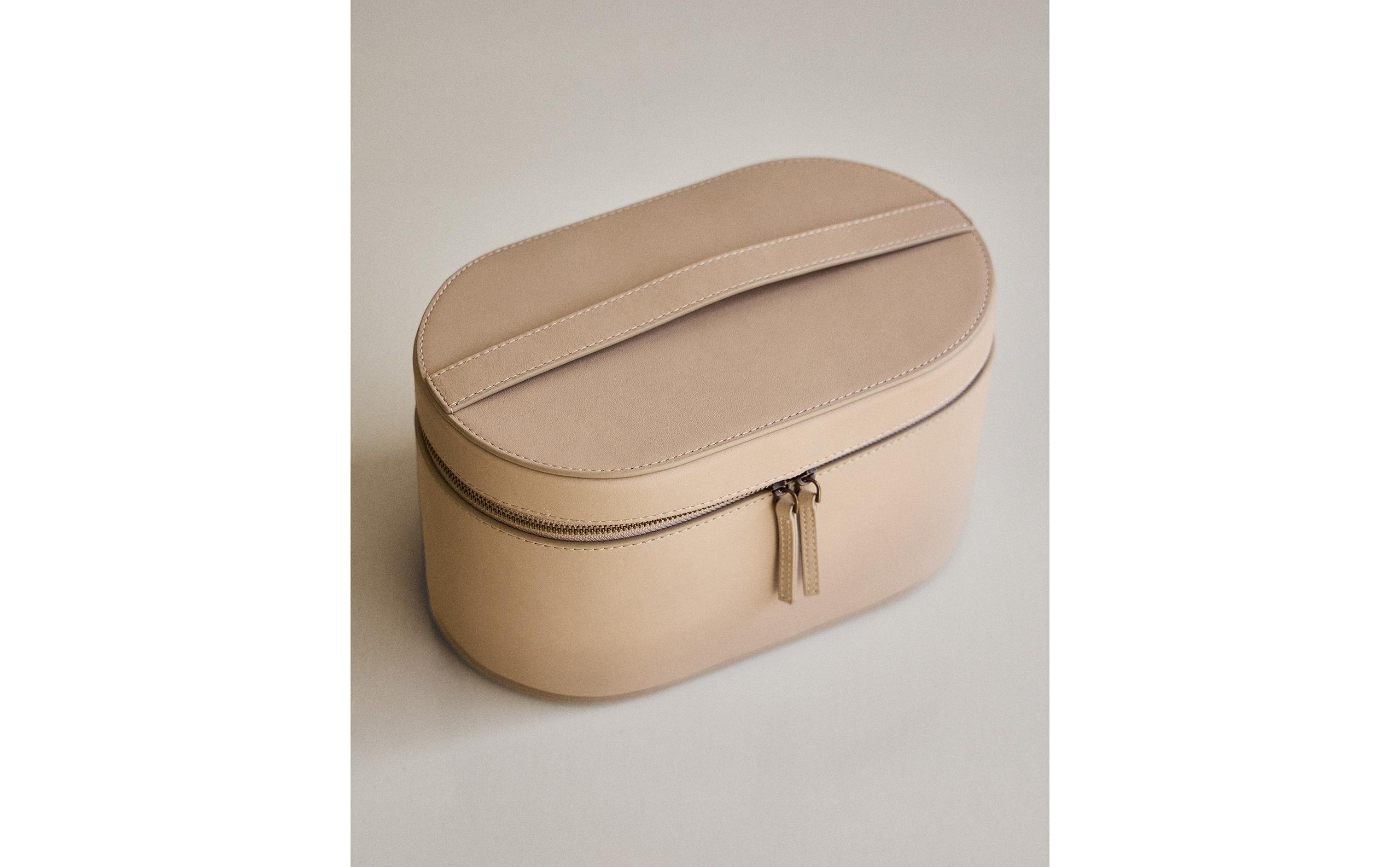 SMALL RIGID LEATHER TOILETRY BAG product thumbnail 6