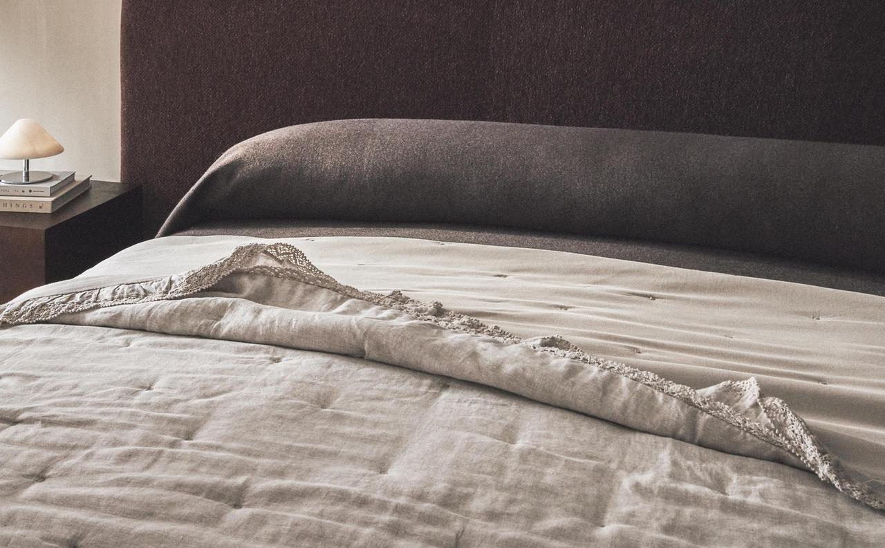 LINEN QUILTED BEDSPREAD WITH LACE TRIM LINEN QUILTED BEDSPREAD WITH LACE TRIM