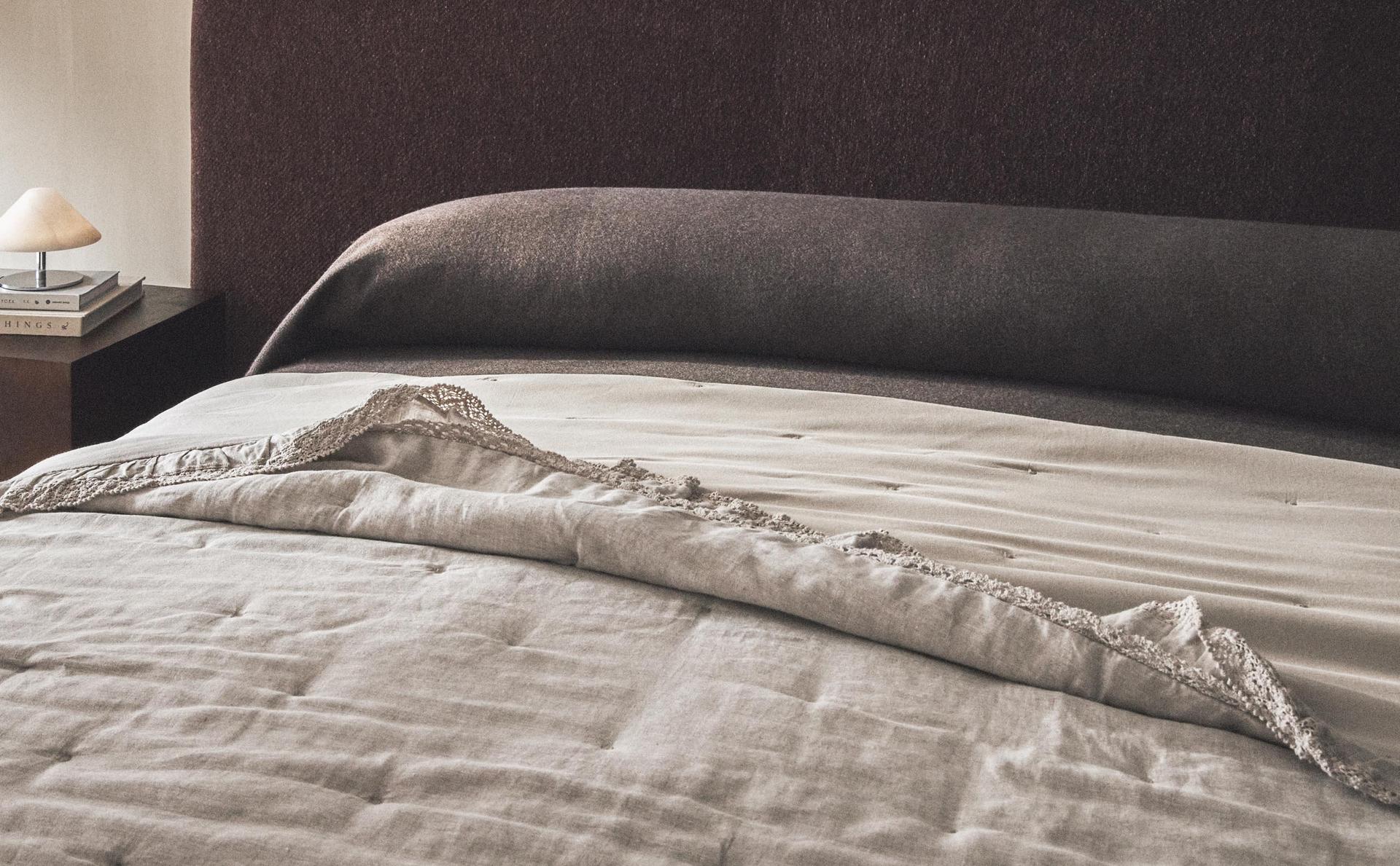 POSTELJNO PREGRINJALO IZ LANU S ČIPKASTIM ROBOM POSTELJNO PREGRINJALO IZ LANU S ČIPKASTIM ROBOM