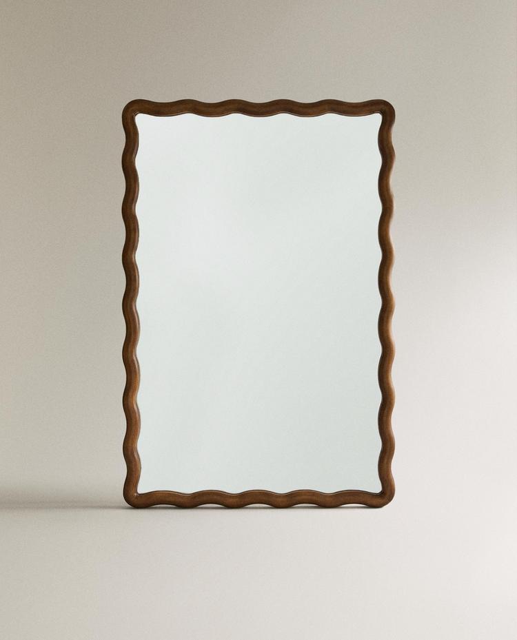 WALL MIRROR WITH SCALLOPED FRAME