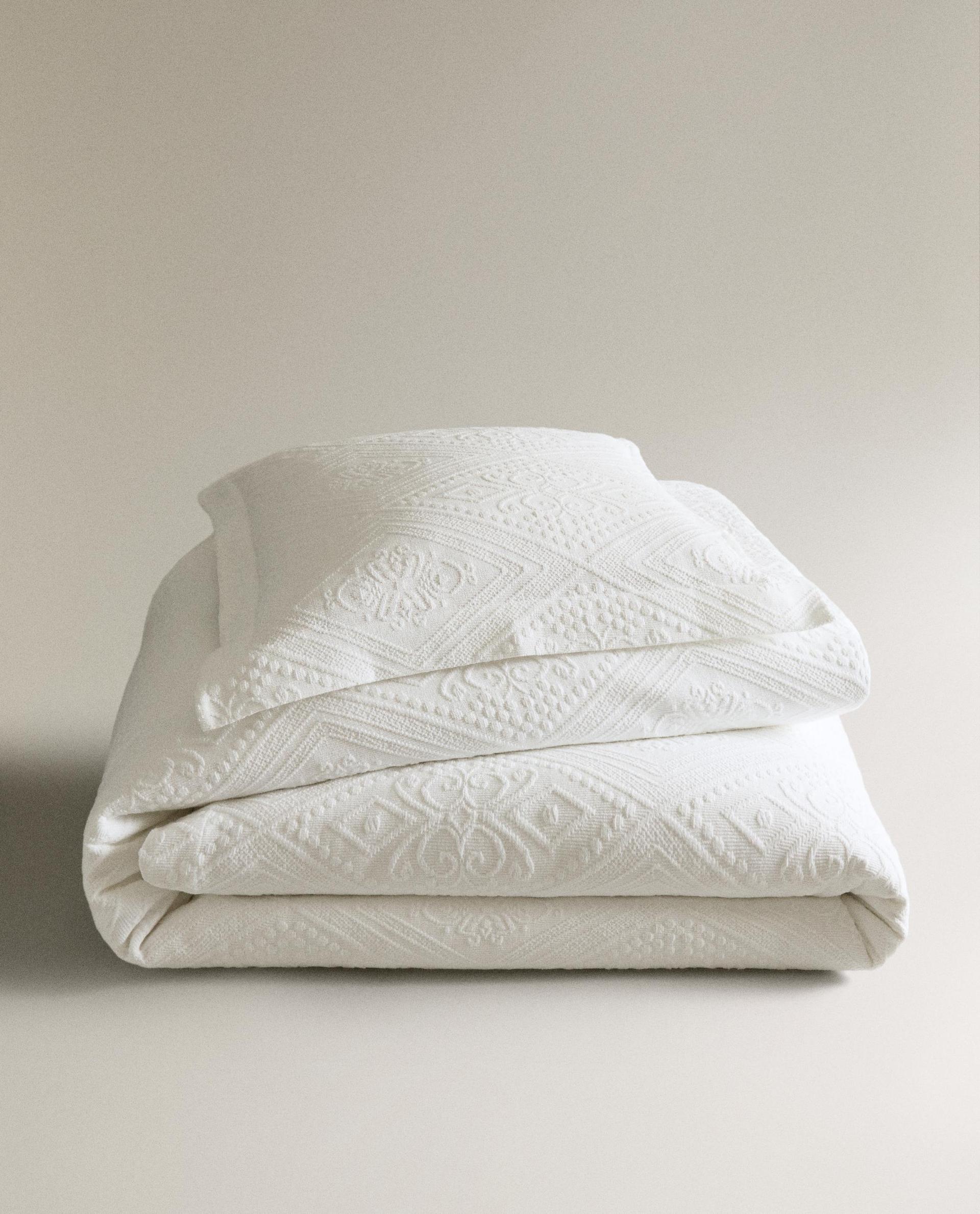 BAWEŁNIANA NARZUTA NA ŁÓŻKO Z GEOMETRYCZNYM WZOREM BAWEŁNIANA NARZUTA NA ŁÓŻKO Z GEOMETRYCZNYM WZOREM