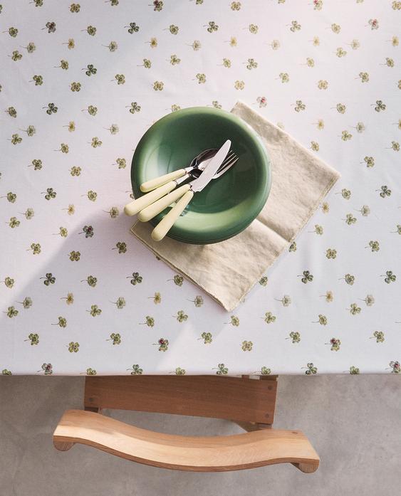 RESIN-COATED CLOVER TABLECLOTH