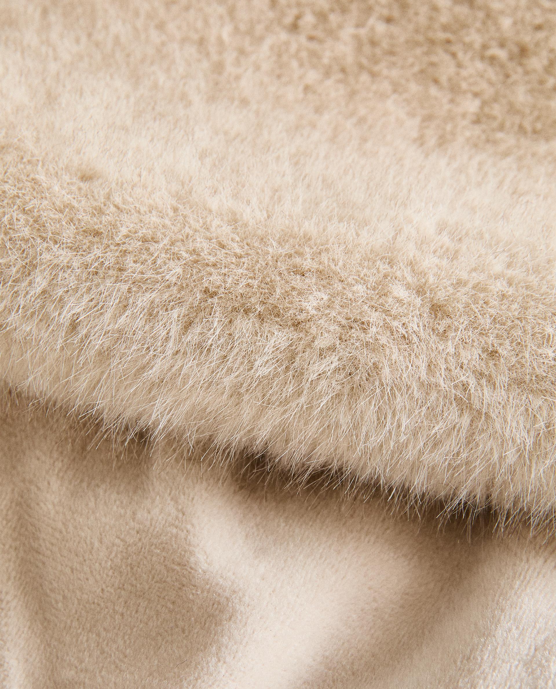 CONTRAST FAUX FUR THROW