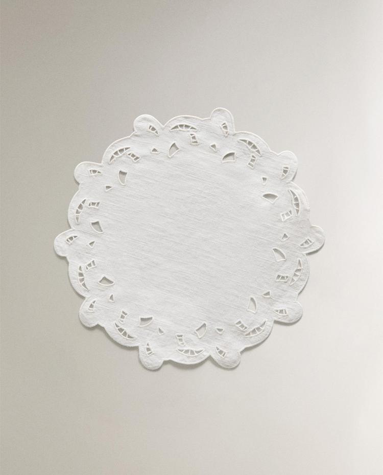 MANTEL INDIVIDUAL BORDADO PERFORADO