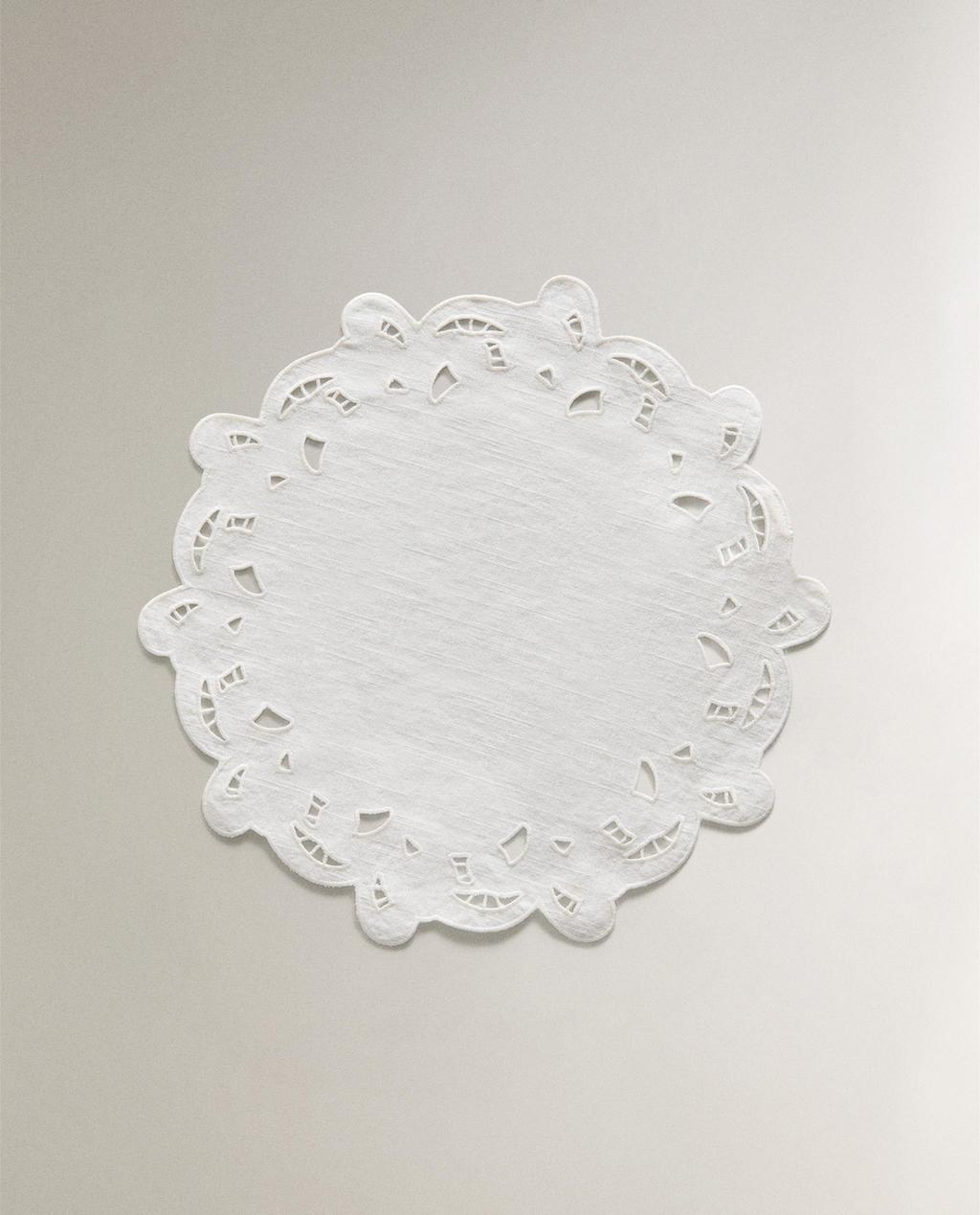PLACEMAT WITH CUTWORK EMBROIDERY PLACEMAT WITH CUTWORK EMBROIDERY