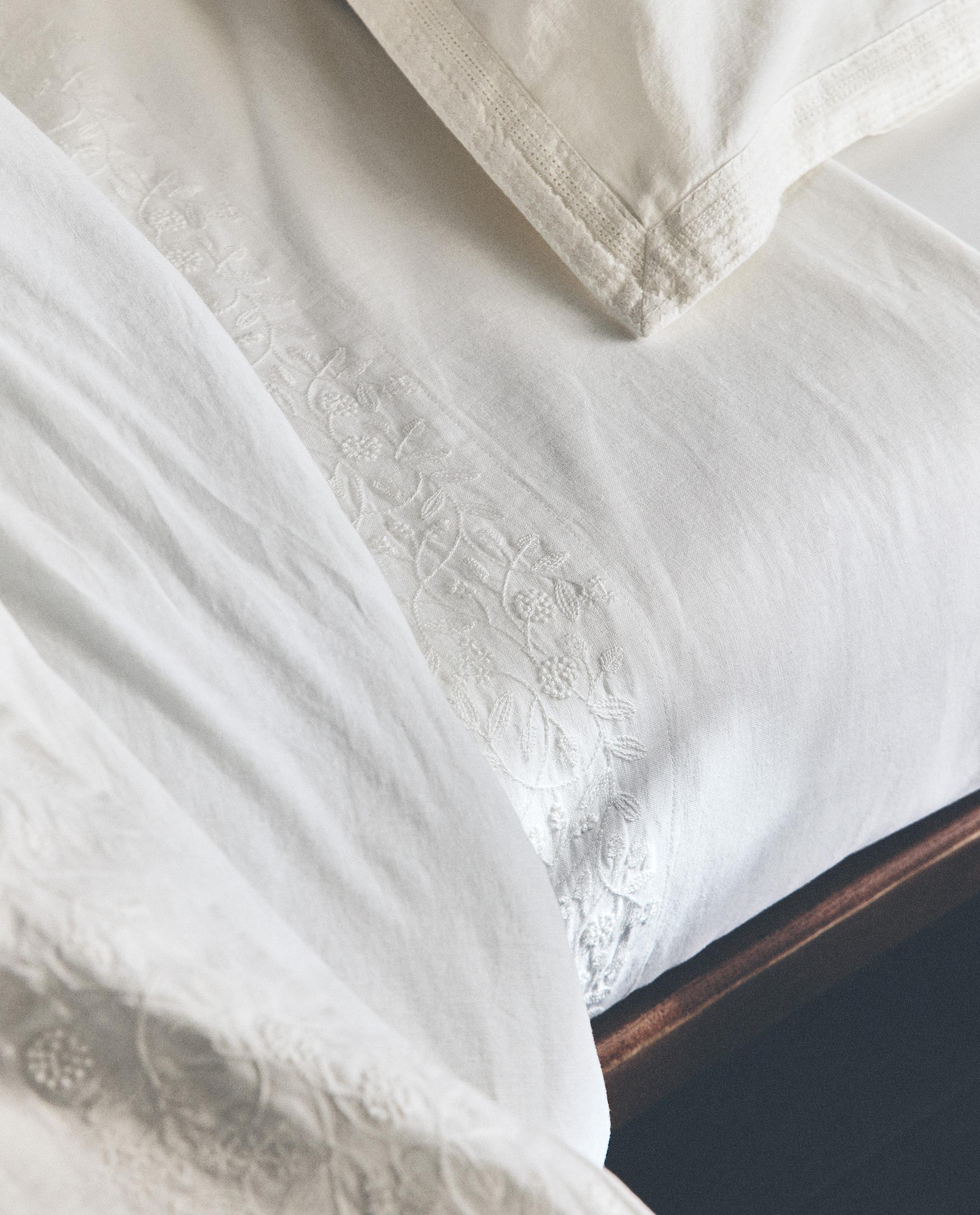 COTTON AND LINEN FLAT SHEET WITH RAISED DESIGN