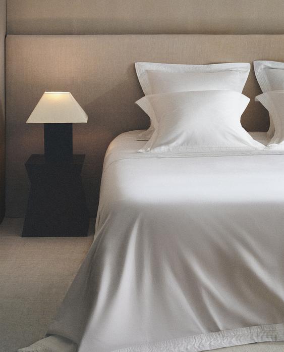 HUSĂ PILOTĂ BUMBAC SATINAT CU BORD PLISAT (400 NODURI)