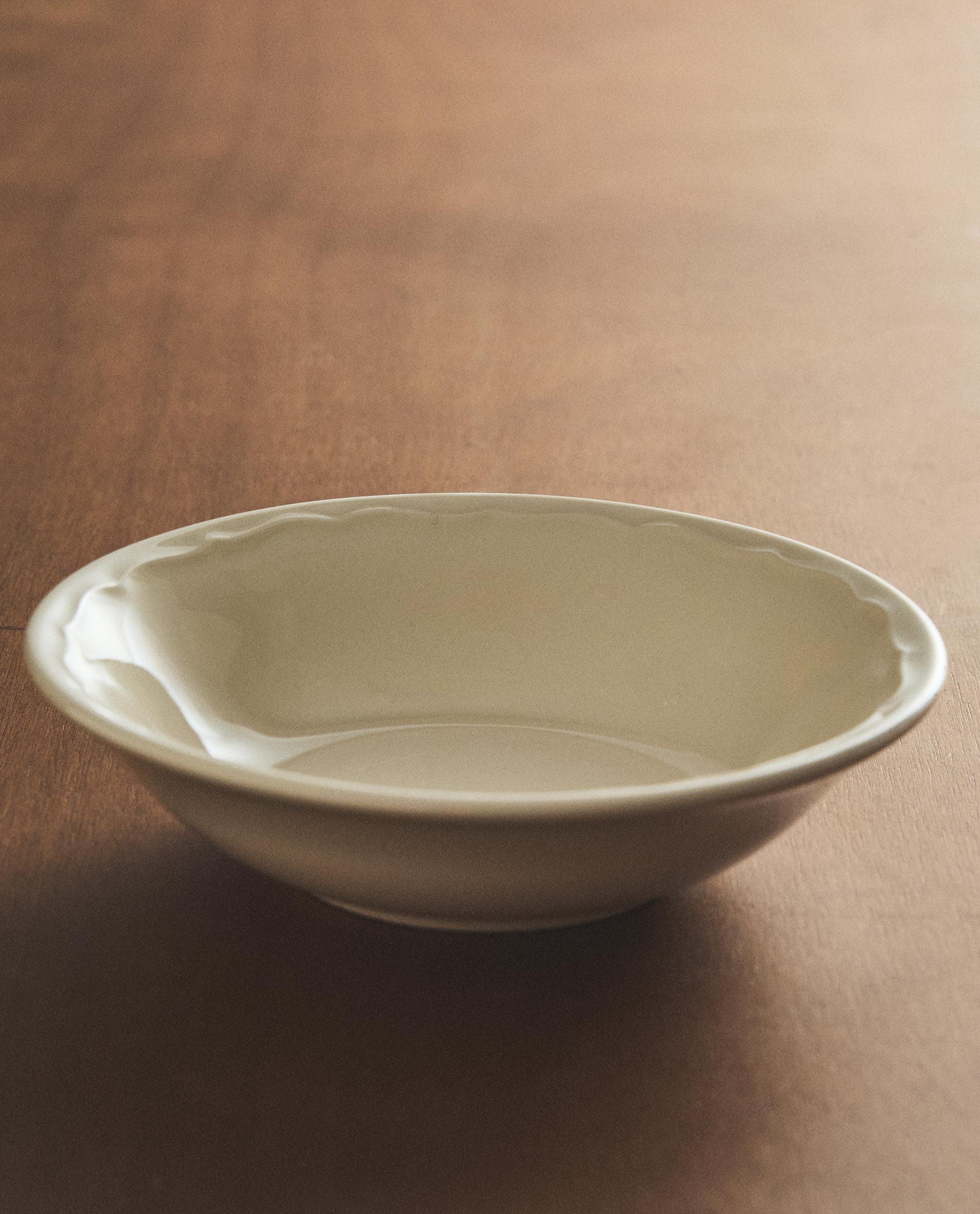 EARTHENWARE BOWL WITH RAISED-DESIGN EDGE EARTHENWARE BOWL WITH RAISED-DESIGN EDGE