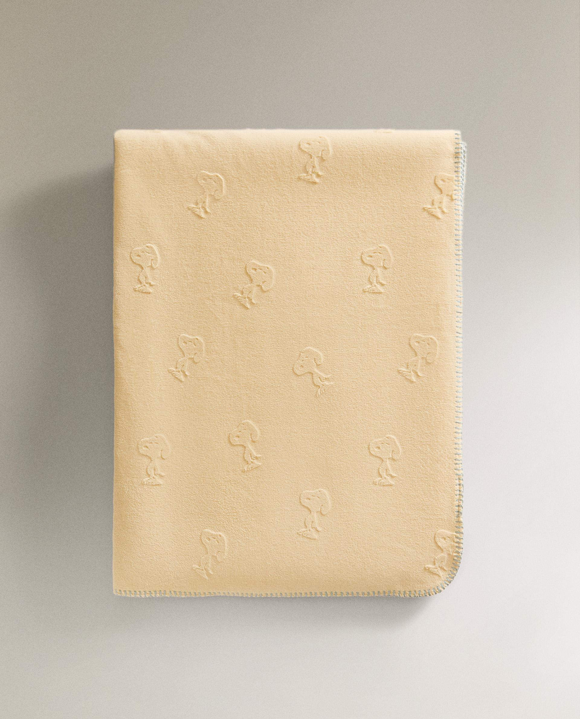 CHILDREN'S PEANUTS™ BLANKET WITH RAISED DESIGN