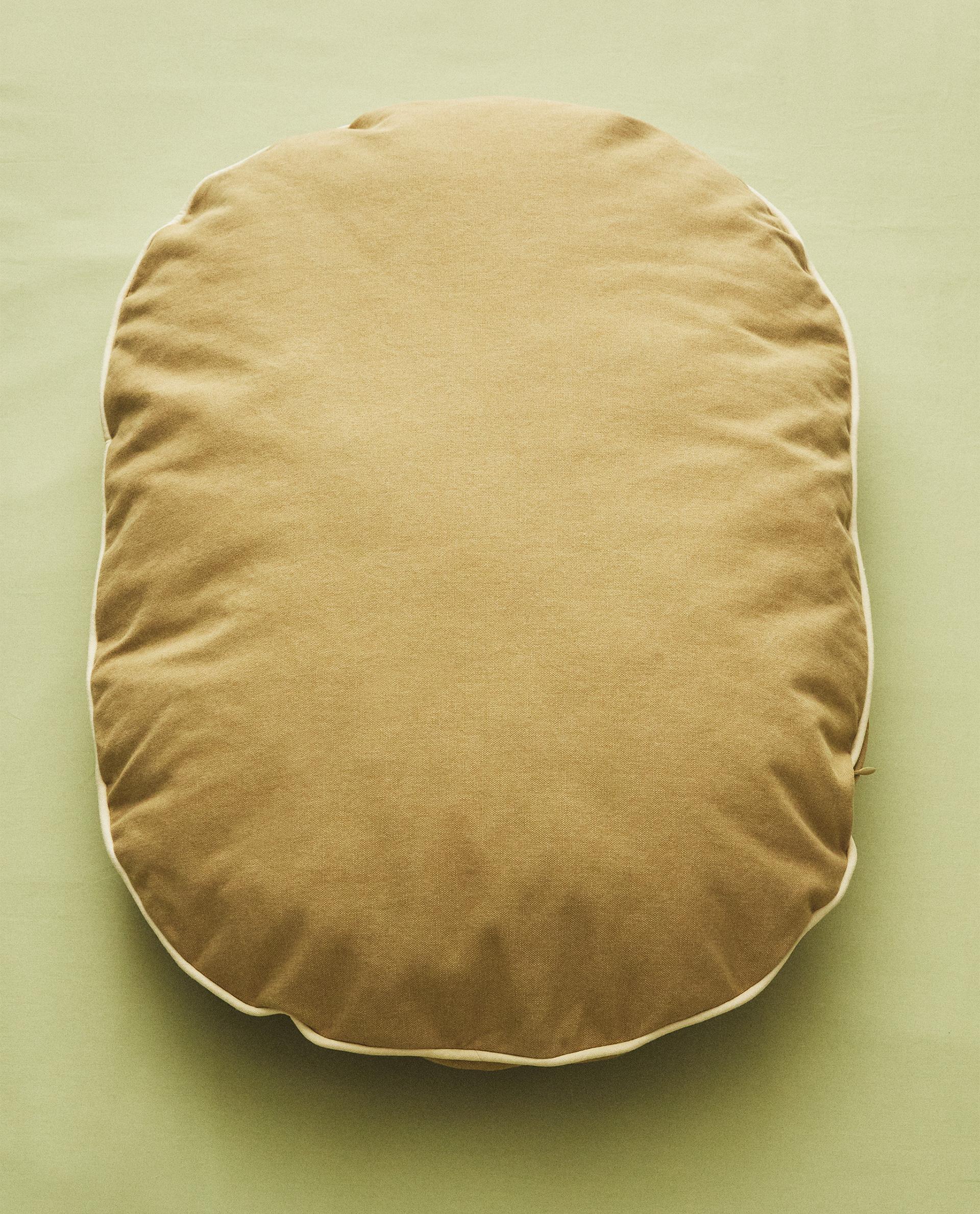 OVAL PET CUSHION WITH PIPING