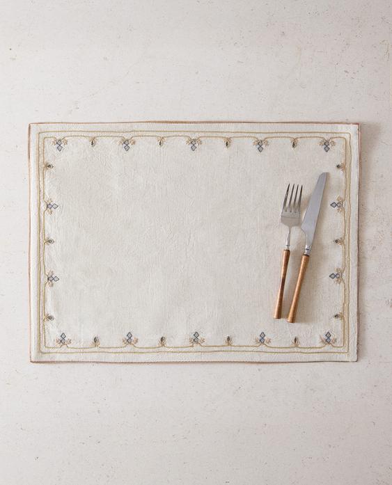 JOGO AMERICANO COM BORDADOS VEGETAIS