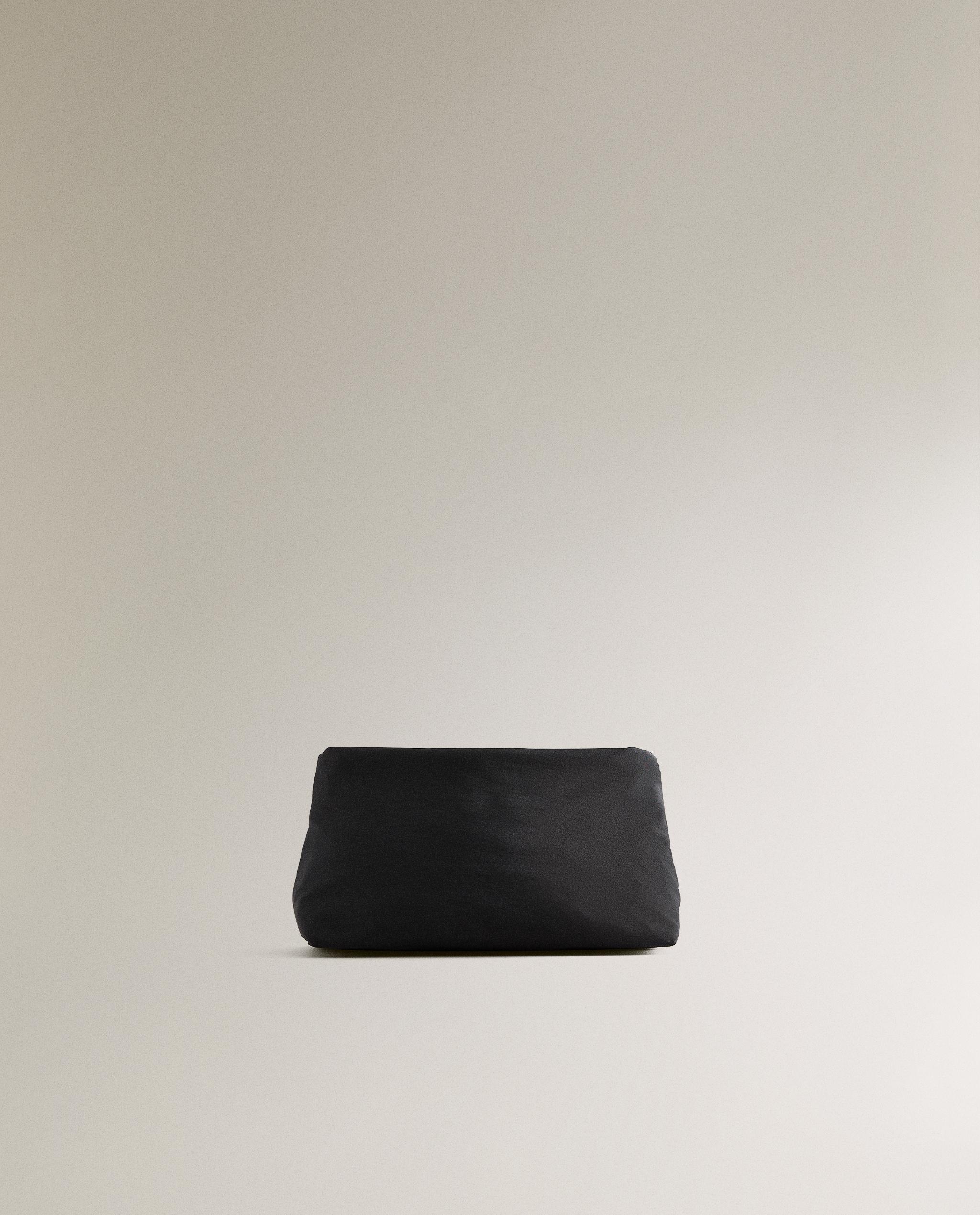 MEDIUM TECHNICAL FABRIC WASH BAG product thumbnail 4