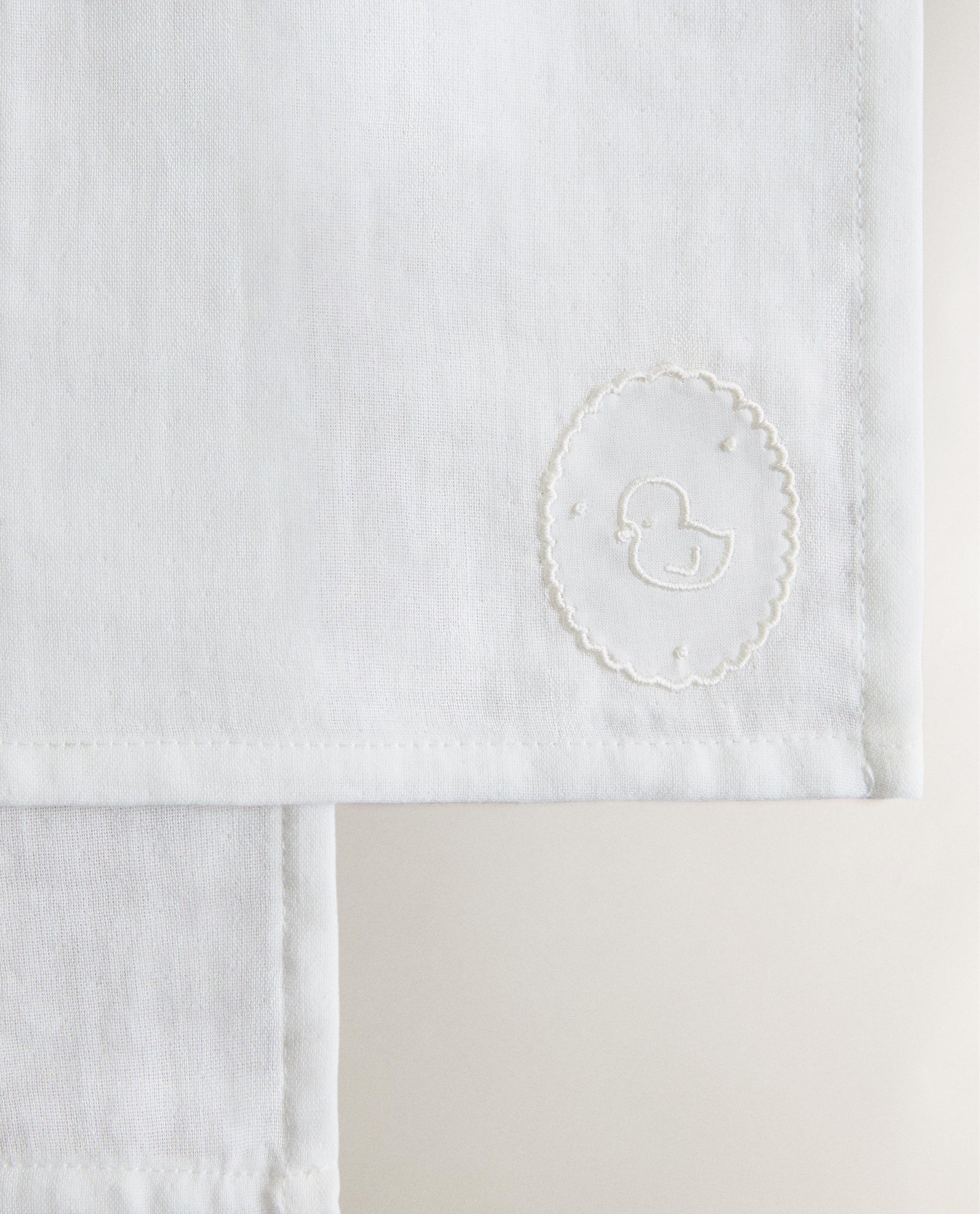 PACK OF EMBROIDERED BABY MUSLIN CLOTHS (PACK OF 2) product thumbnail 4