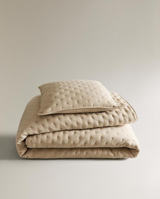 QUILTED BEDSPREAD WITH DOTS