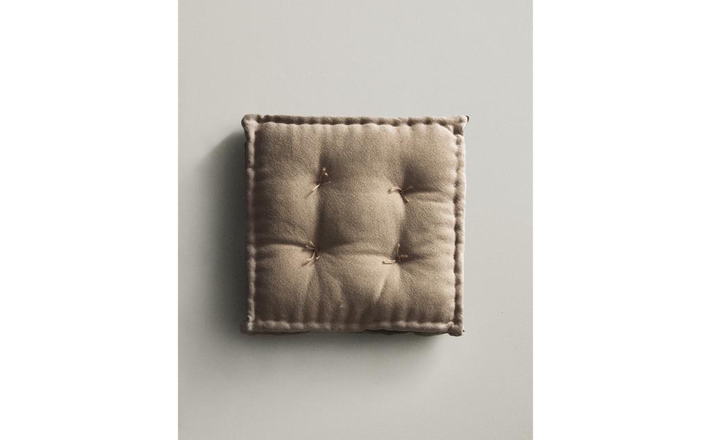 SEAT CUSHION WITH TOPSTITCHING SEAT CUSHION WITH TOPSTITCHING