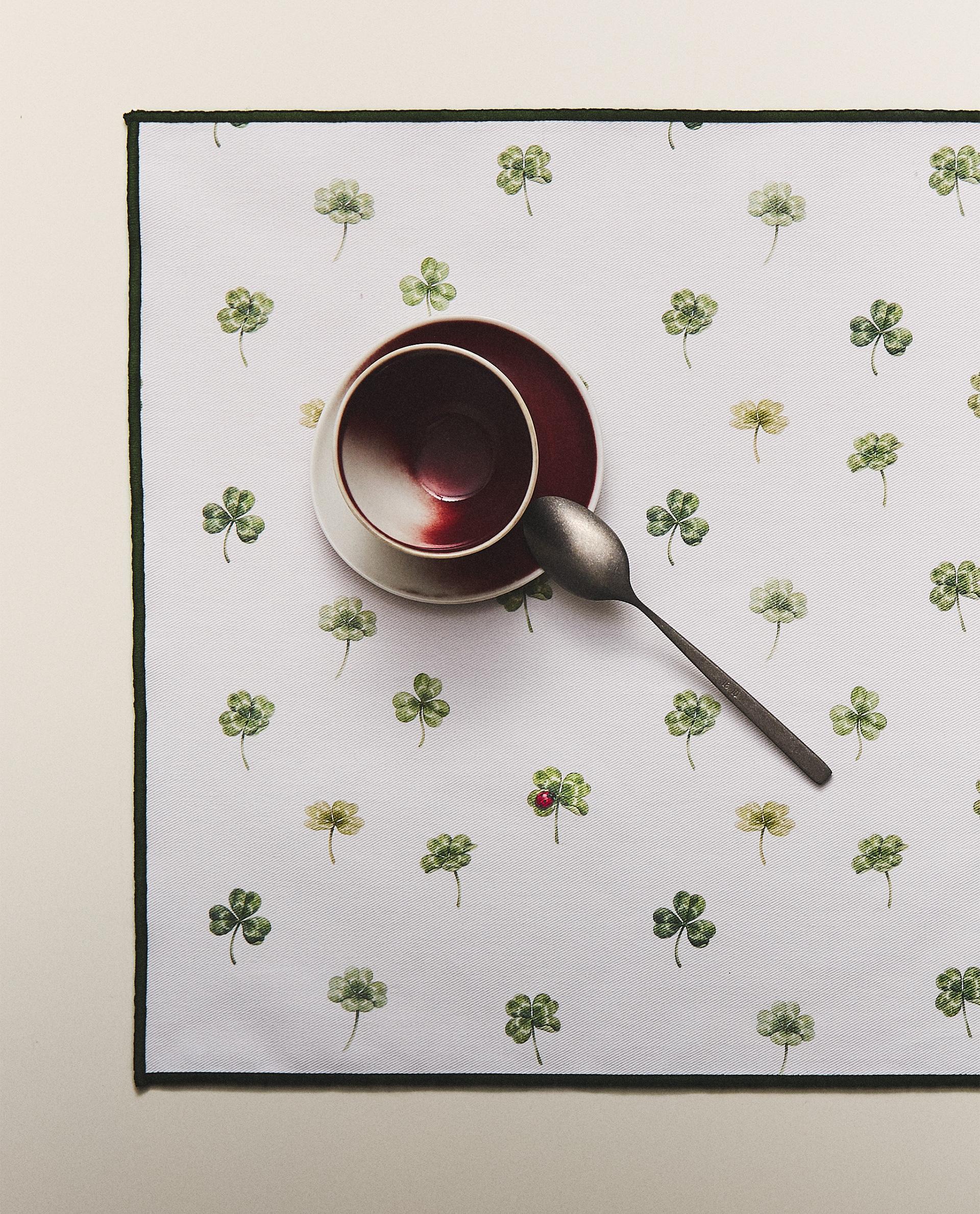 RESIN-COATED CLOVER PLACEMAT product thumbnail 3