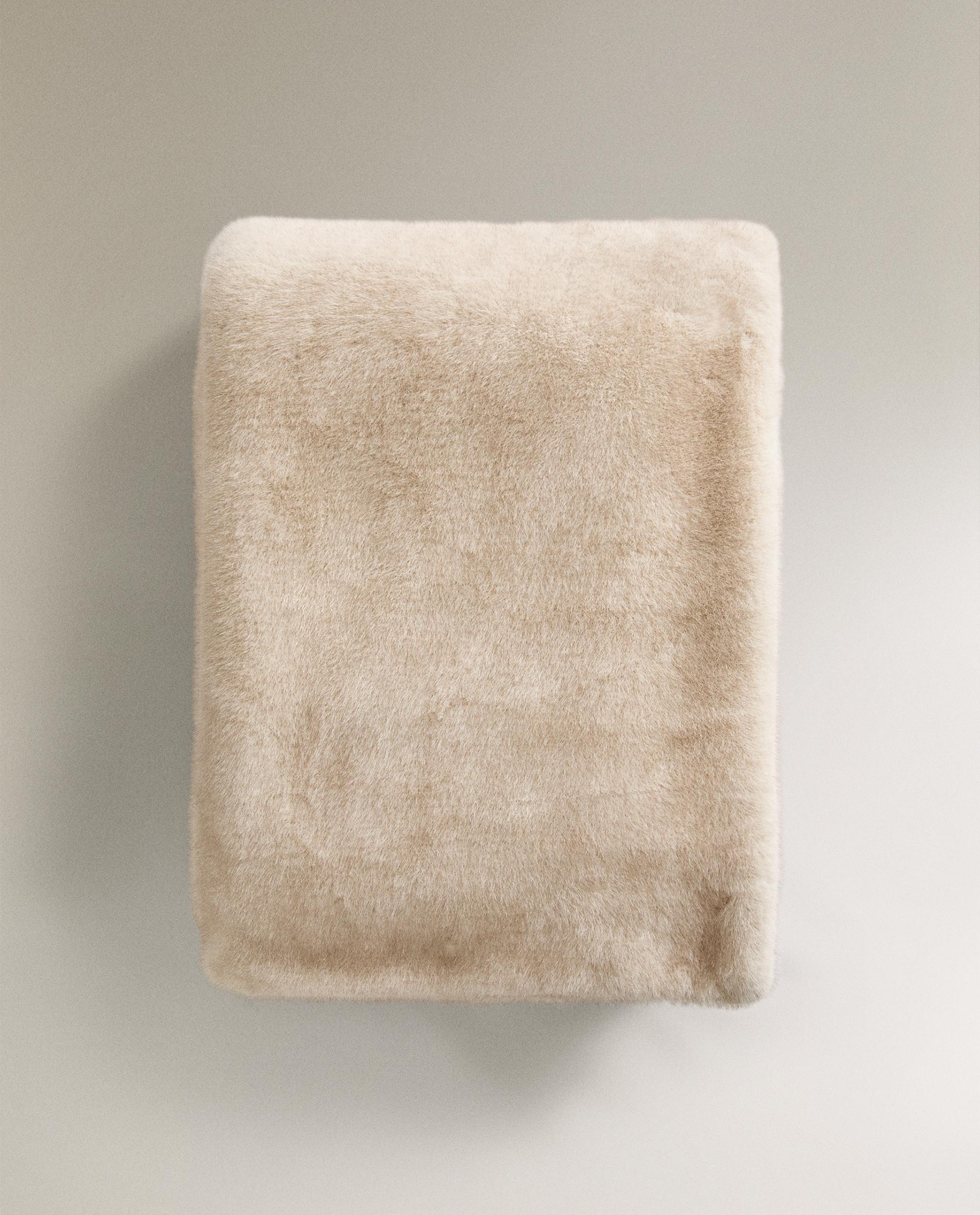 CONTRAST FAUX FUR THROW