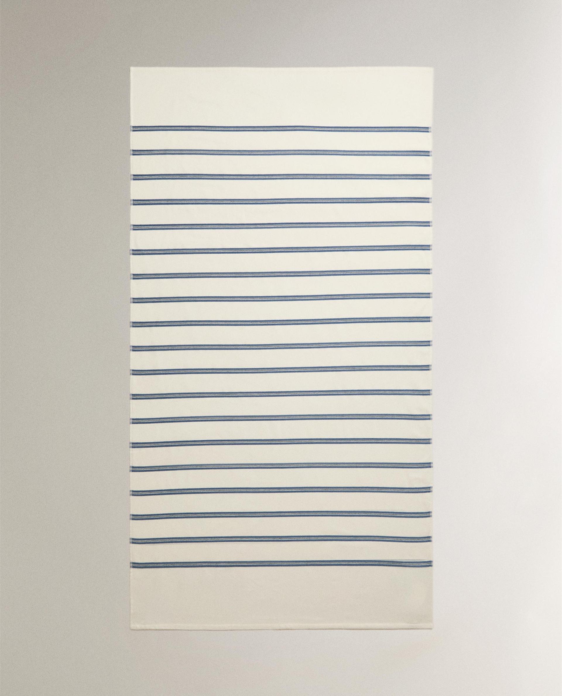 منشفة للشاطئ بخطوط رفيعة منشفة للشاطئ بخطوط رفيعة