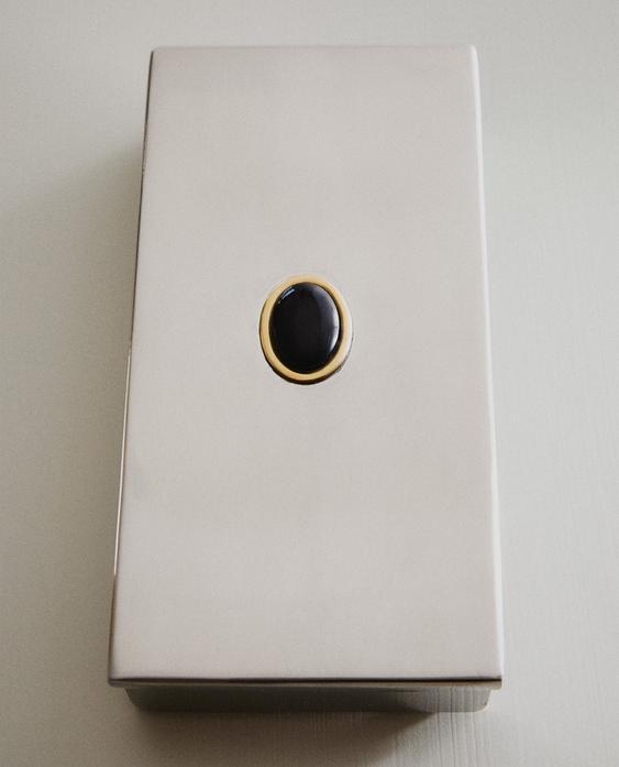 МЕТАЛЛИЧЕСКАЯ КОРОБКА С КАМНЕМ