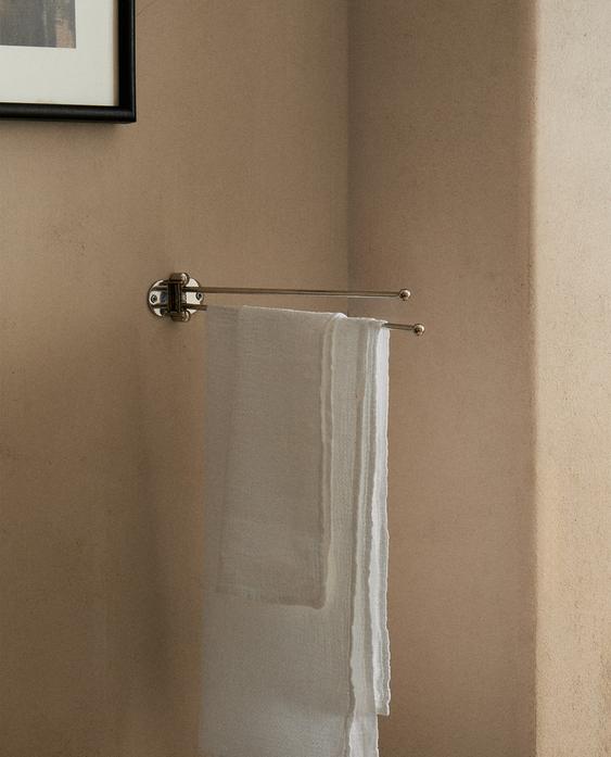 GLANZEND METALEN HANDDOEKENREK VOOR AAN DE MUUR GLANZEND METALEN HANDDOEKENREK VOOR AAN DE MUUR