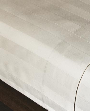 PRZEŚCIERADŁO WIERZCHNIE Z SATYNY W PASKI (500 NITEK)