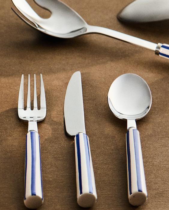 CUTLERY SET WITH LINED HANDLE