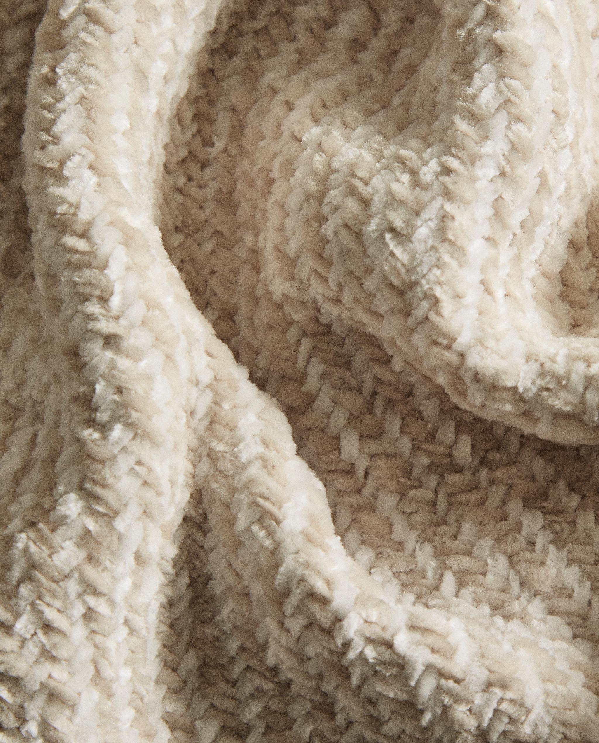 FRINGED DECORATIVE THROW product thumbnail 4