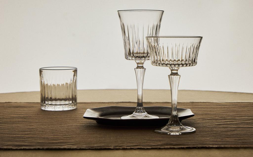 CRYSTALLINE GLASSWARE WITH RAISED DESIGN CRYSTALLINE GLASSWARE WITH RAISED DESIGN