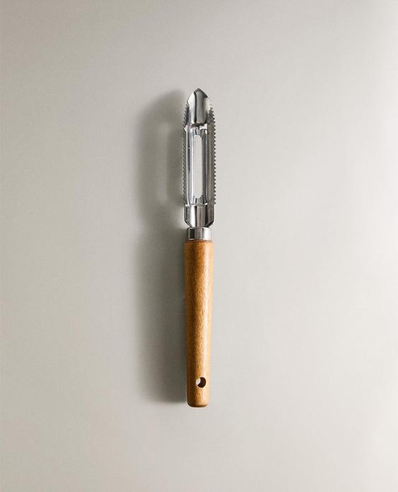 مقشرة مطبخ بمقبض خشب