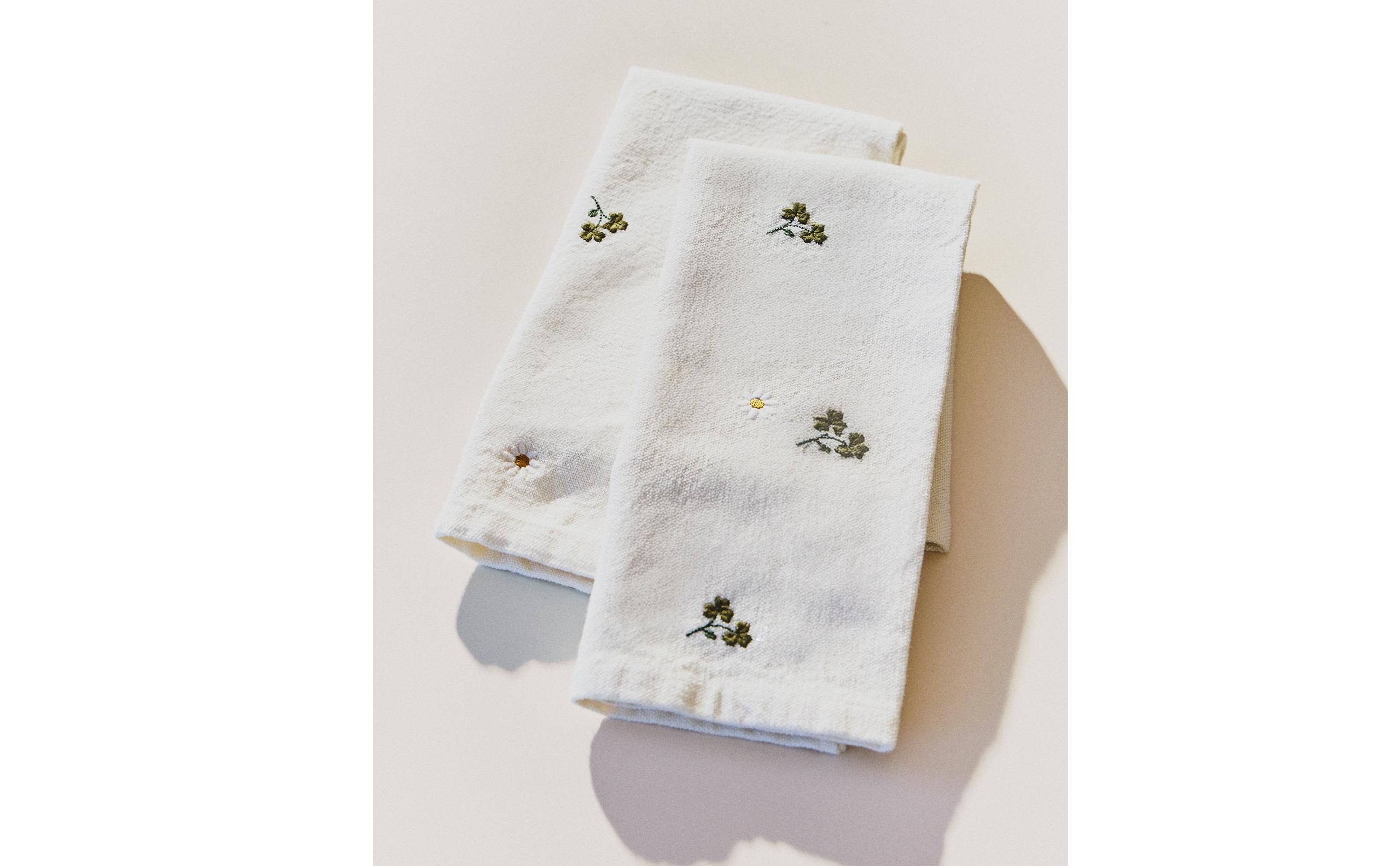 PACK OF EMBROIDERED CLOVER AND DAISY NAPKINS (PACK OF 2) product thumbnail 11