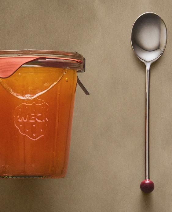 PJATË ËMBËLSIRASH PORCELAN DHE LUGË ËMBËLSIRASH ME NGJYRË