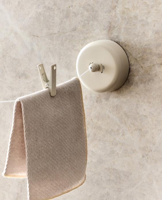 RETRACTABLE WALL CLOTHES LINE