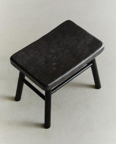 مقعد صغير مدقوق