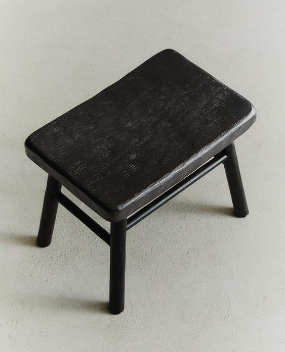 مقعد صغير مدقوق مقعد صغير مدقوق