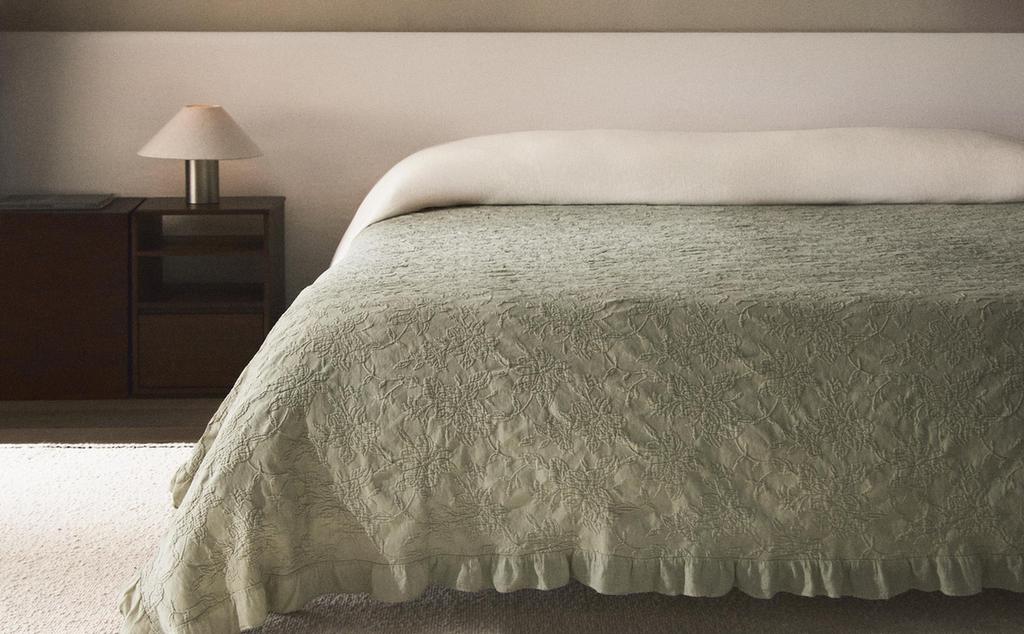 JACQUARD BEDSPREAD WITH RUFFLE TRIM