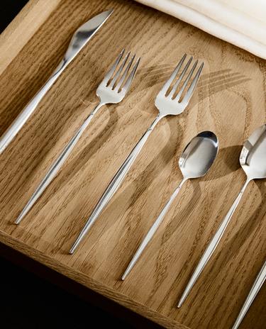 FLATWARE SET WITH THIN HANDLE