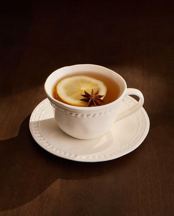 XÍCARA DE CHÁ E PRATO COM RELEVO DE GRÊS XÍCARA DE CHÁ E PRATO COM RELEVO DE GRÊS