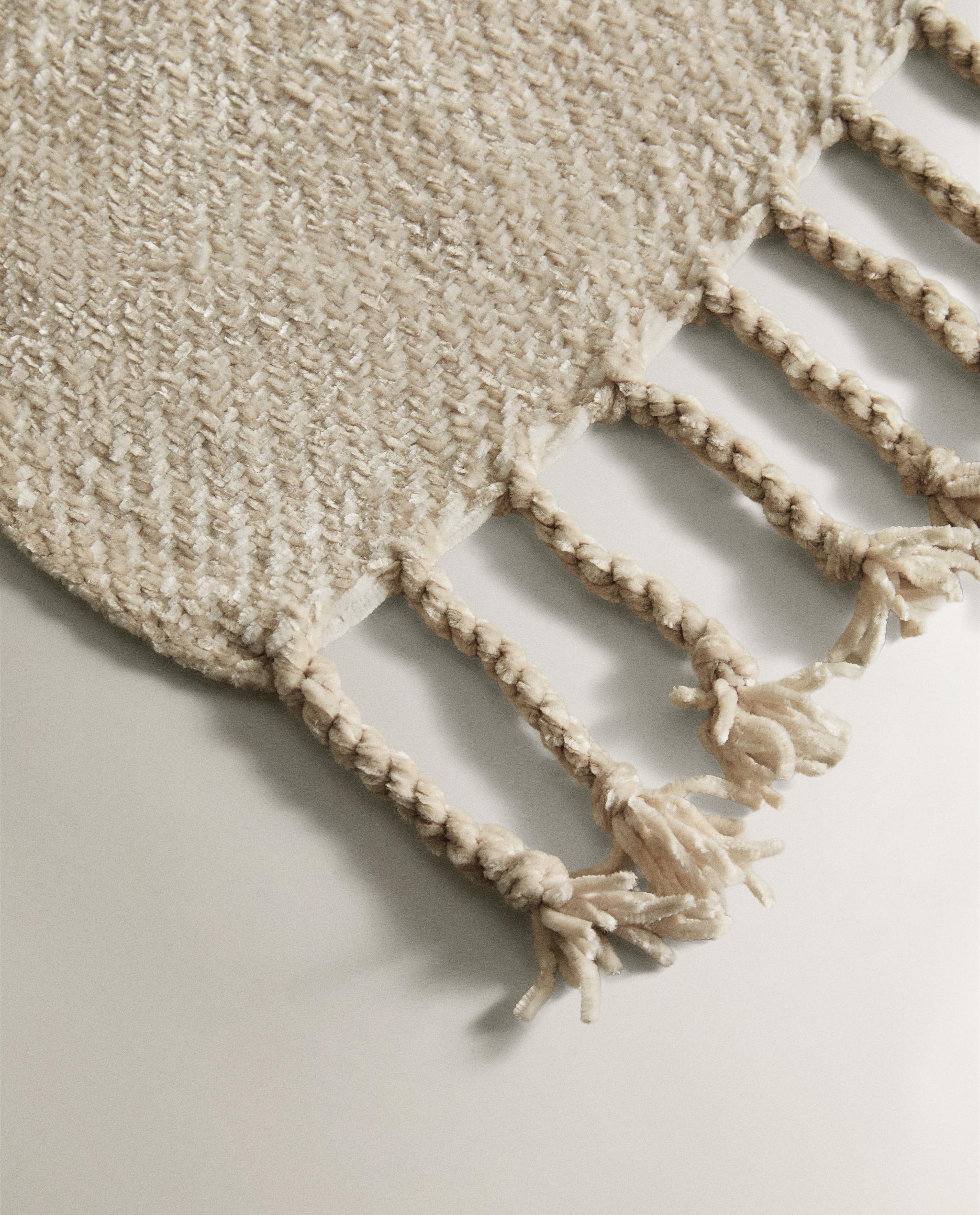 FRINGED DECORATIVE THROW