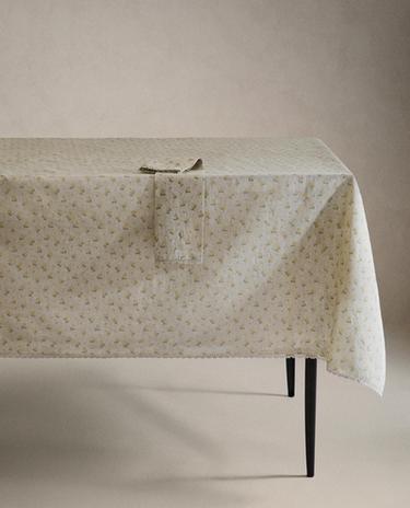 TOALHA DE MESA COM FLOR SILVESTRE COM RENDA