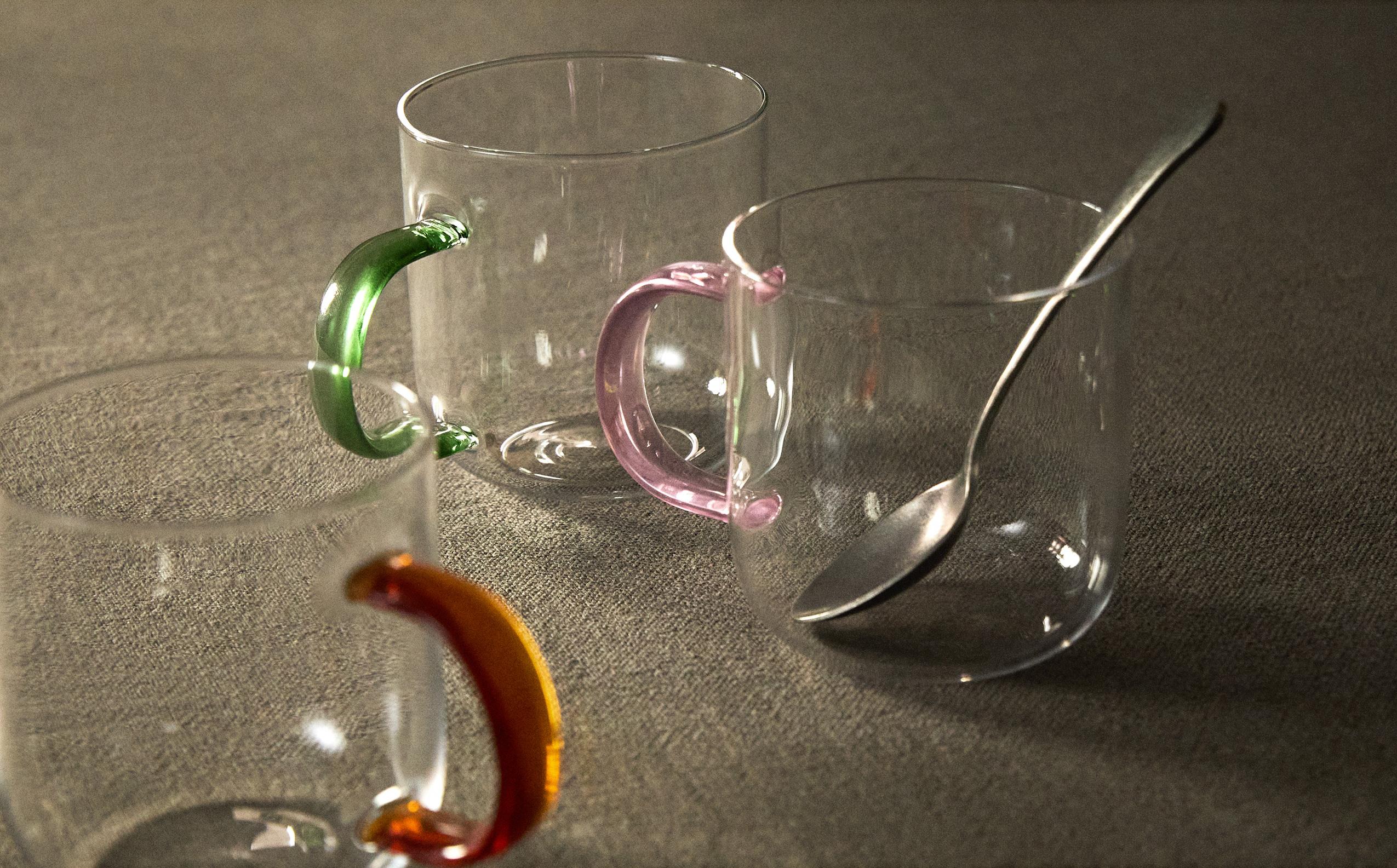 BOROSILICATE GLASS MUG WITH COLOURED HANDLE