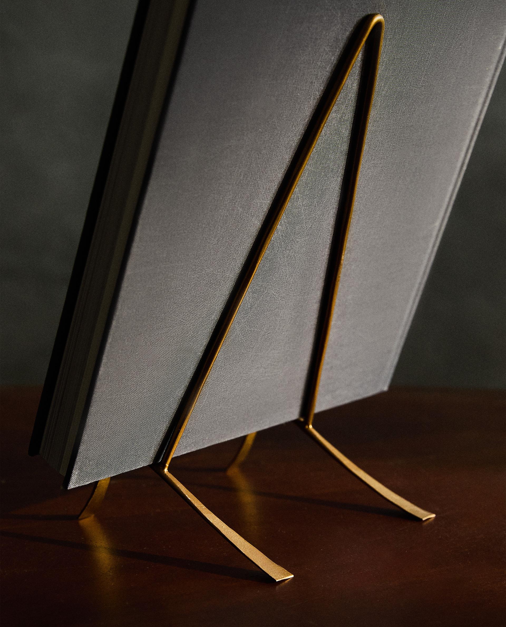 GOLDEN METAL DISPLAY STAND