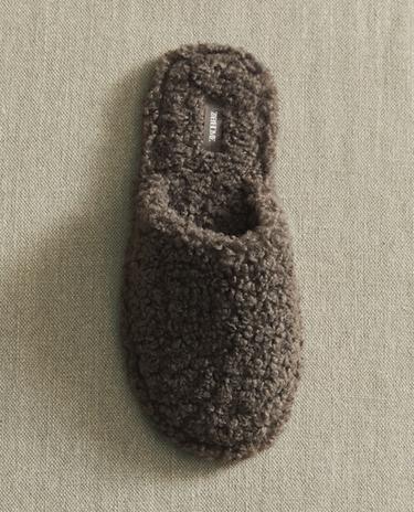 CHINELO TIPO MULES COM EFEITO DE PELO ENCARACOLADO