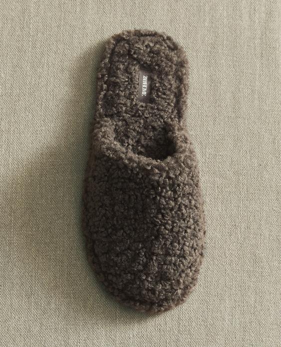 CHINELO TIPO MULES COM EFEITO DE PELO ENCARACOLADO