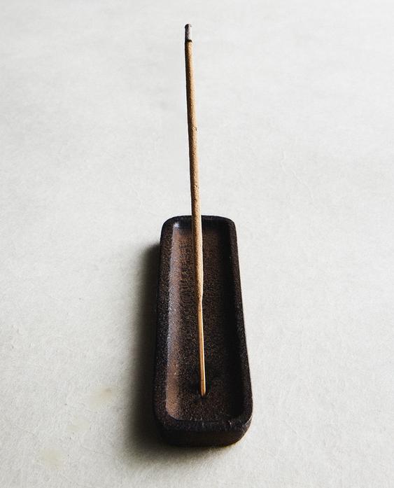 INCENSE BURNER WITH METAL TRAY