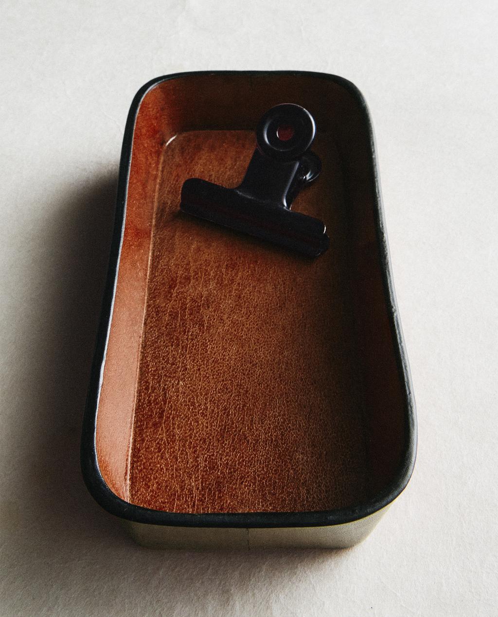 صينية جلد بحواف مستديرة صينية جلد بحواف مستديرة